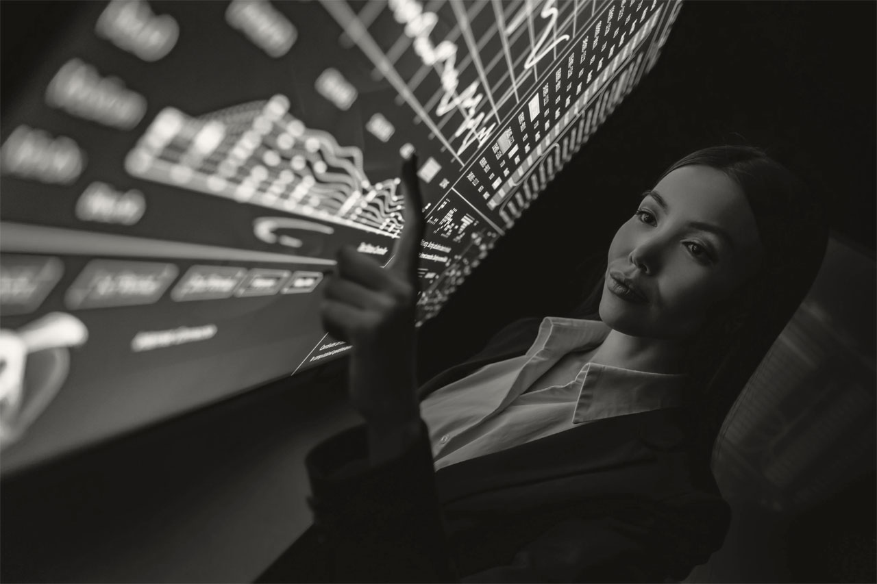 iot analytics screen-woman