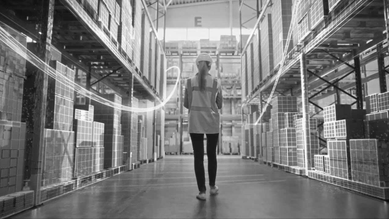 IoT Logistik Frau im Lager